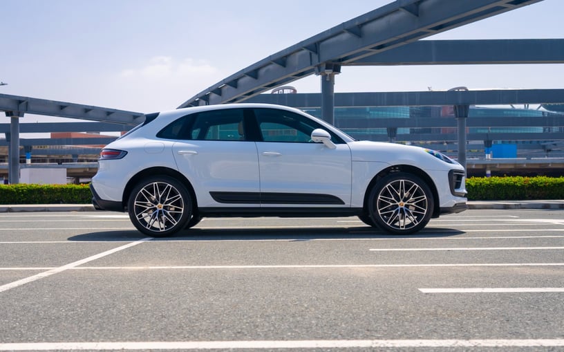 Porsche Macan (Wit), 2024 te huur in Sharjah