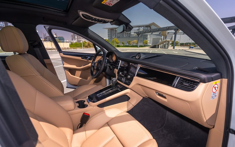 Porsche Macan (Wit), 2024 te huur in Sharjah