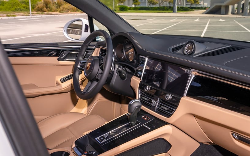 Porsche Macan (Wit), 2024 te huur in Sharjah