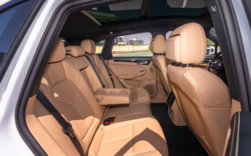 Porsche Macan (Wit), 2024 te huur in Sharjah