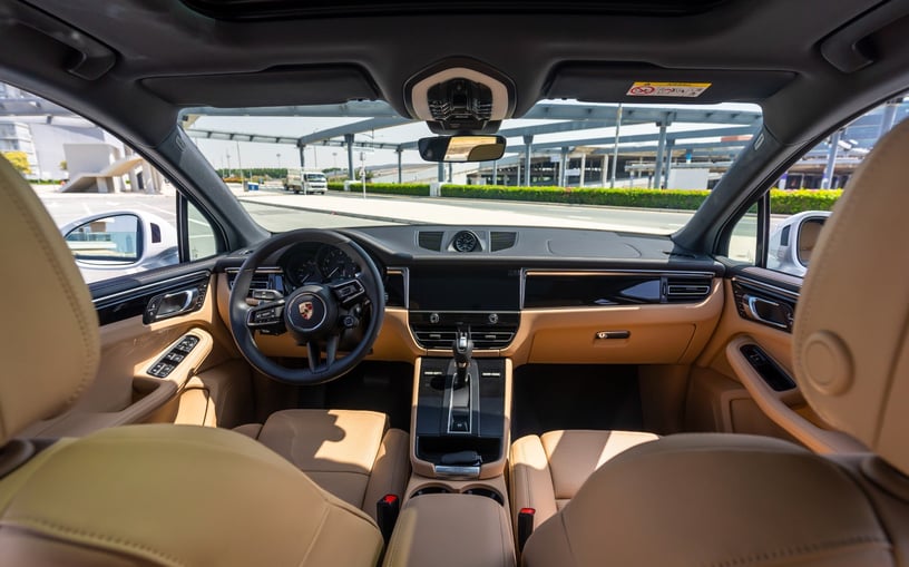 Porsche Macan (Wit), 2024 te huur in Sharjah