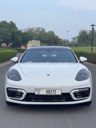 Porsche Panamera GTS (Wei&szlig;), 2022  zur Miete in Dubai