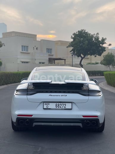 Porsche Panamera GTS (Wei&szlig;), 2022  zur Miete in Dubai