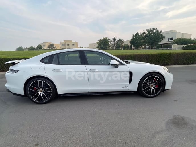 Porsche Panamera GTS (Wei&szlig;), 2022  zur Miete in Dubai