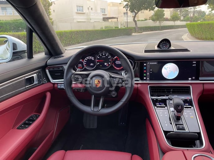 Porsche Panamera GTS (Wei&szlig;), 2022  zur Miete in Dubai