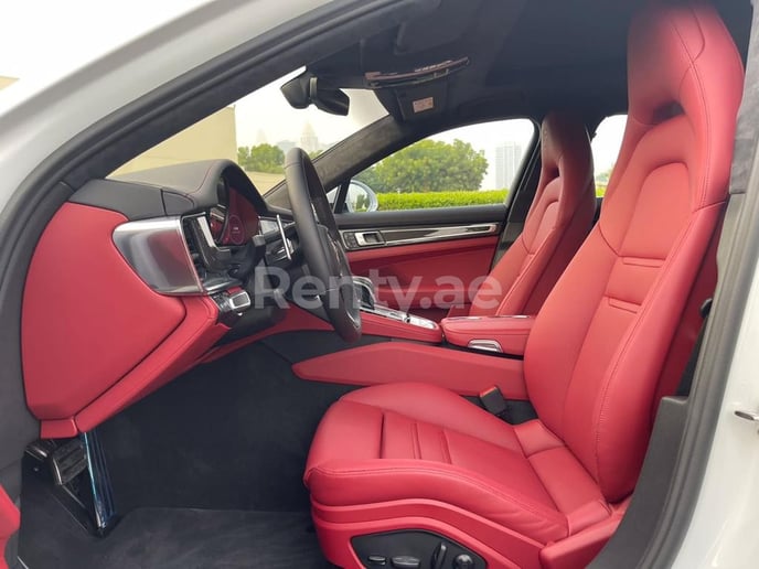 Porsche Panamera GTS (Wei&szlig;), 2022  zur Miete in Dubai