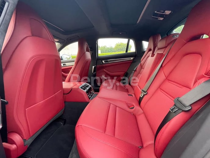 Porsche Panamera GTS (Wei&szlig;), 2022  zur Miete in Dubai