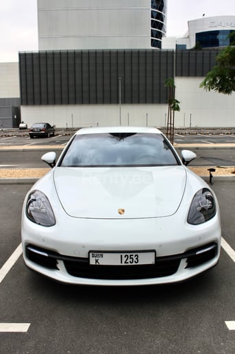 Dubai'de kiralık Porsche Panamera (Beyaz), 2018