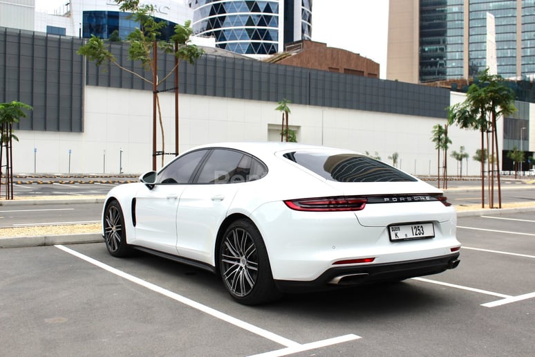 Dubai'de kiralık Porsche Panamera (Beyaz), 2018