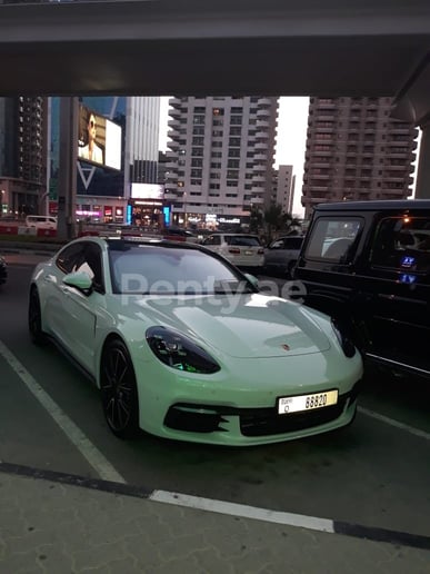 Dubai'de kiralık Porsche Panamera (Beyaz), 2019