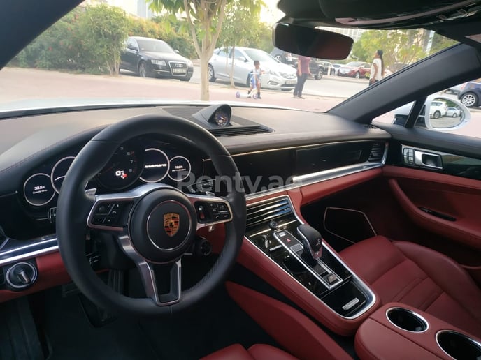 Dubai'de kiralık Porsche Panamera (Beyaz), 2019
