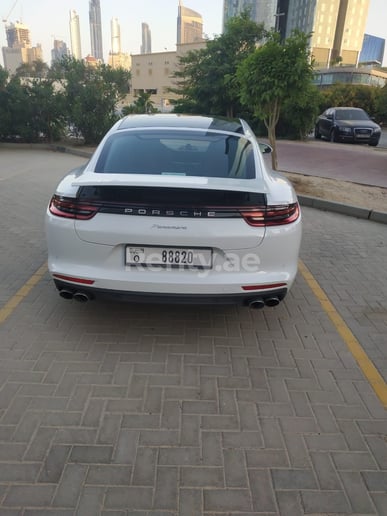 Dubai'de kiralık Porsche Panamera (Beyaz), 2019