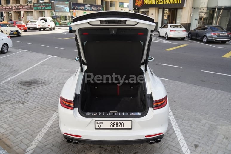 إيجار بورش باناميرا (أبيض), 2019 في الشارقة