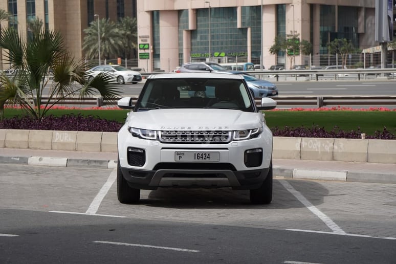 Şarika'de kiralık Range Rover Evoque (Beyaz), 2019