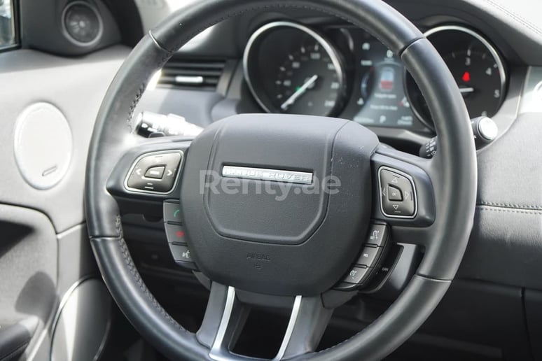 Şarika'de kiralık Range Rover Evoque (Beyaz), 2019