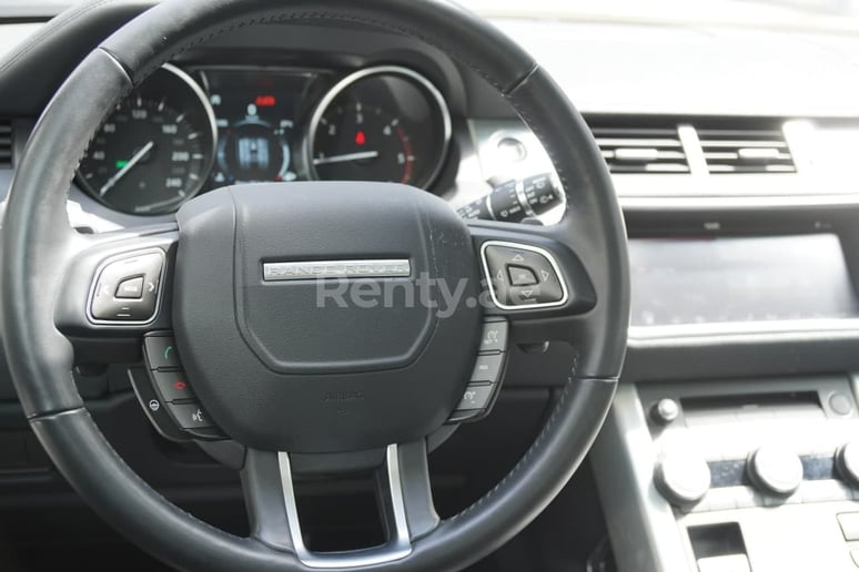 Şarika'de kiralık Range Rover Evoque (Beyaz), 2019