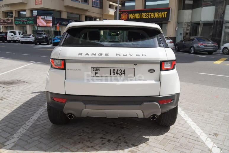 Şarika'de kiralık Range Rover Evoque (Beyaz), 2019