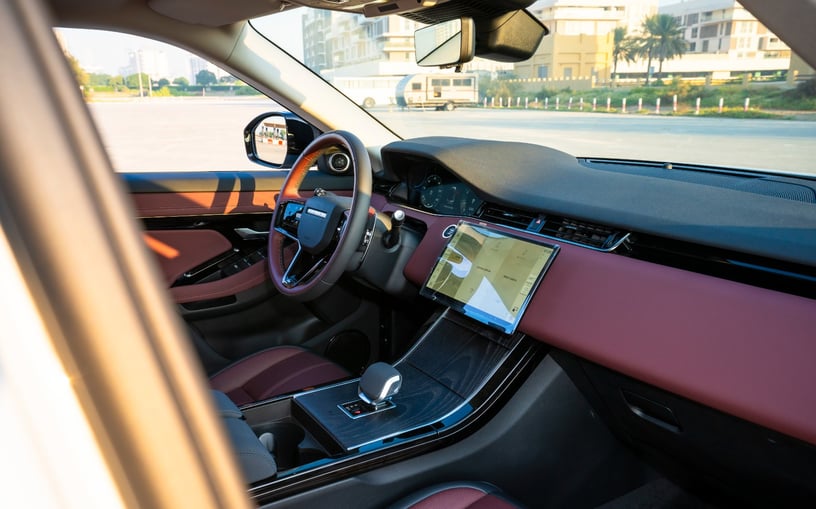 路虎揽胜Evoque (白色), 2024 - 沙迦租赁报价