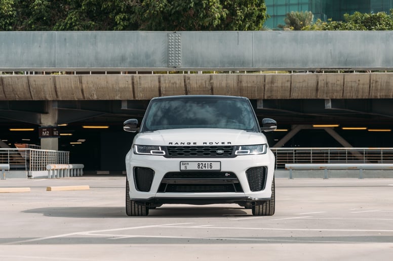 Abu Dabi'de kiralık Range Rover Sport SVR (Beyaz), 2023