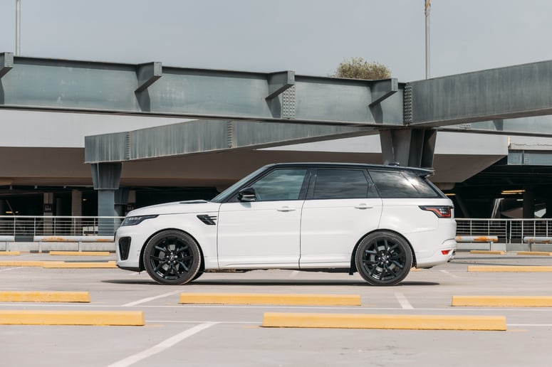 Abu Dabi'de kiralık Range Rover Sport SVR (Beyaz), 2023