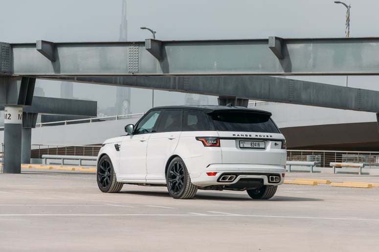 Abu Dabi'de kiralık Range Rover Sport SVR (Beyaz), 2023