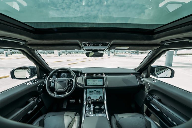 Abu Dabi'de kiralık Range Rover Sport SVR (Beyaz), 2023