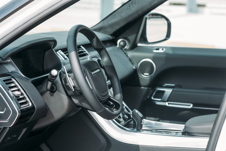 Abu Dabi'de kiralık Range Rover Sport SVR (Beyaz), 2023
