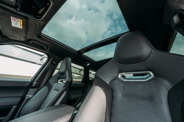 Abu Dabi'de kiralık Range Rover Sport SVR (Beyaz), 2023