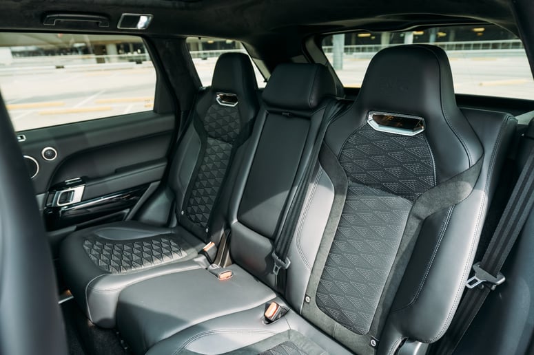Abu Dabi'de kiralık Range Rover Sport SVR (Beyaz), 2023