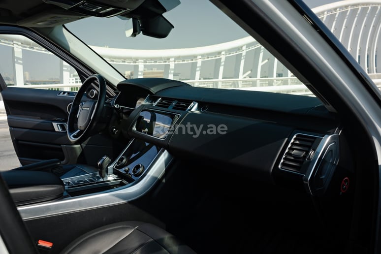 在阿布扎比 租 路虎揽胜运动 V6 (白色), 2020