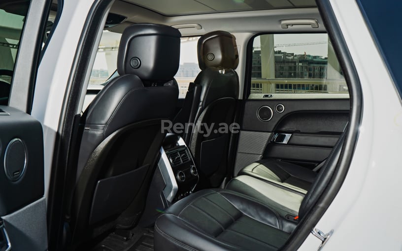 在阿布扎比 租 路虎揽胜运动 V6 (白色), 2020