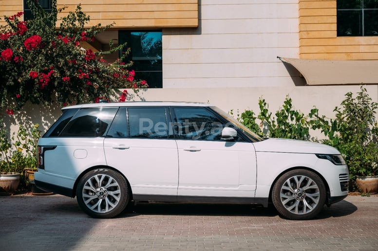 Range Rover Vogue (Белый), 2020 для аренды в Дубай