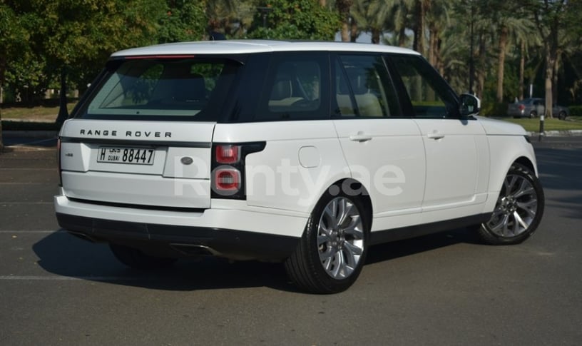 Range Rover Vogue (Blanco), 2019 para alquiler en Dub&aacute;i