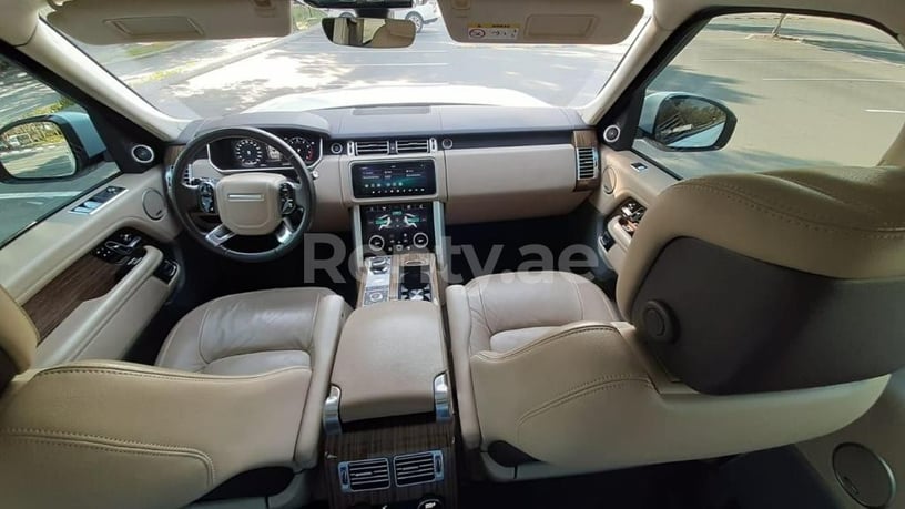 Range Rover Vogue (Blanco), 2019 para alquiler en Dub&aacute;i
