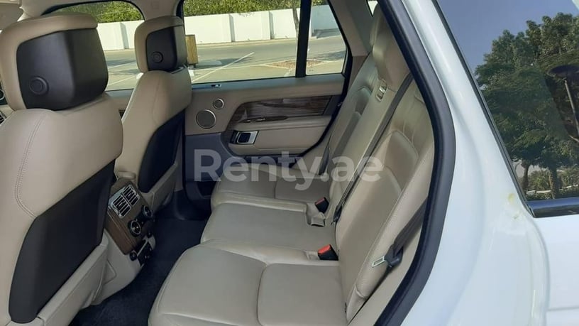 Range Rover Vogue (Blanco), 2019 para alquiler en Dub&aacute;i