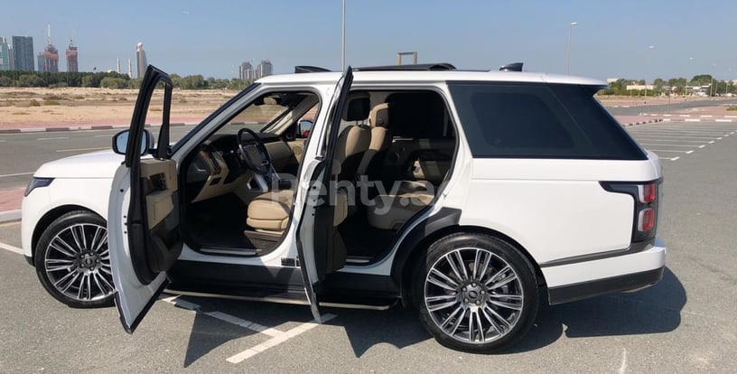 Range Rover Vogue (Wit), 2019 te huur in Dubai