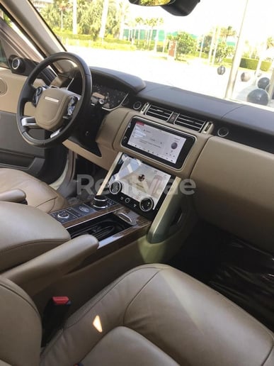 Range Rover Vogue (Blanco), 2019 para alquiler en Dub&aacute;i