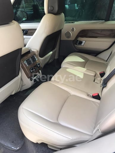 Range Rover Vogue (Blanco), 2019 para alquiler en Dub&aacute;i