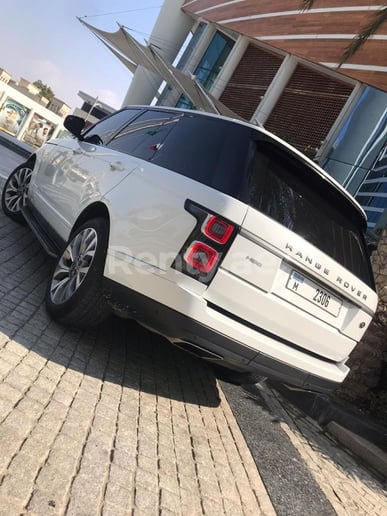 Range Rover Vogue (Blanco), 2019 para alquiler en Dub&aacute;i