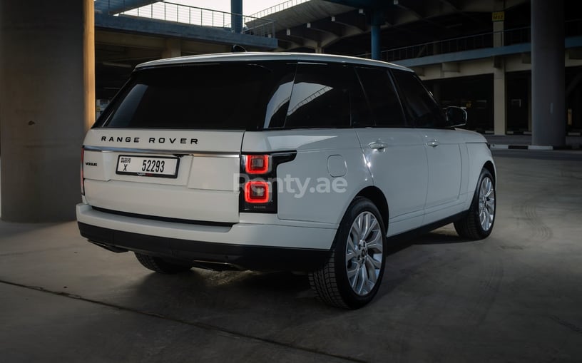 Abu Dabi'de kiralık Range Rover Vogue (Beyaz), 2020