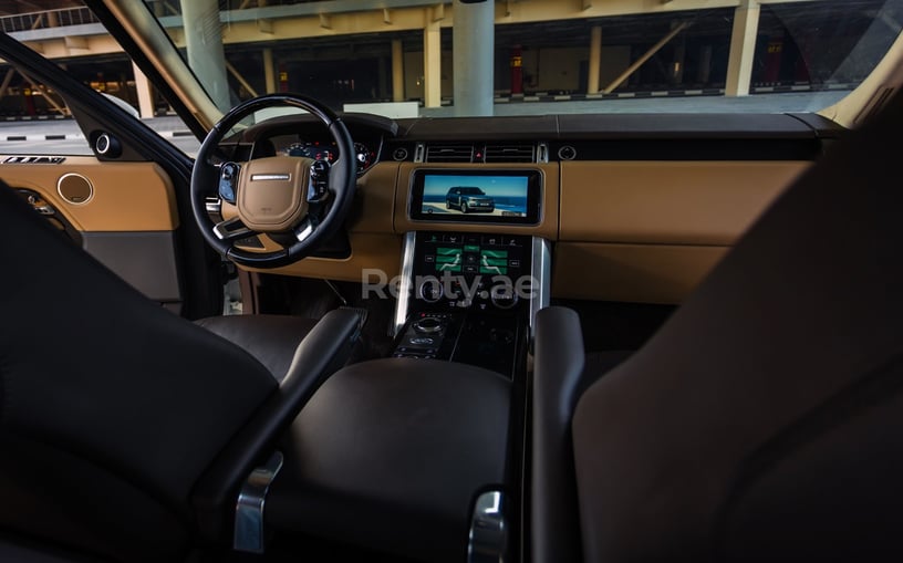 Abu Dabi'de kiralık Range Rover Vogue (Beyaz), 2020