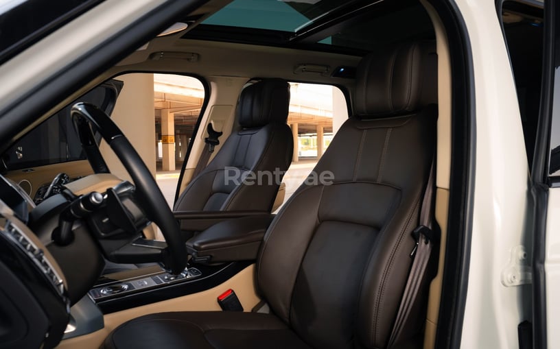 Abu Dabi'de kiralık Range Rover Vogue (Beyaz), 2020