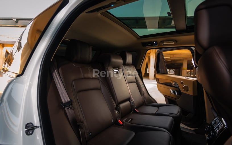 Abu Dabi'de kiralık Range Rover Vogue (Beyaz), 2020