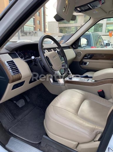 Range Rover Vogue (Bianca), 2021 in affitto a Dubai
