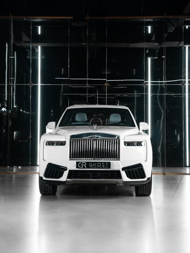Abu Dabi'de kiralık Rolls Royce Cullinan (Beyaz), 2025