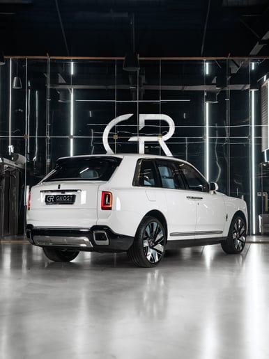 Abu Dabi'de kiralık Rolls Royce Cullinan (Beyaz), 2025
