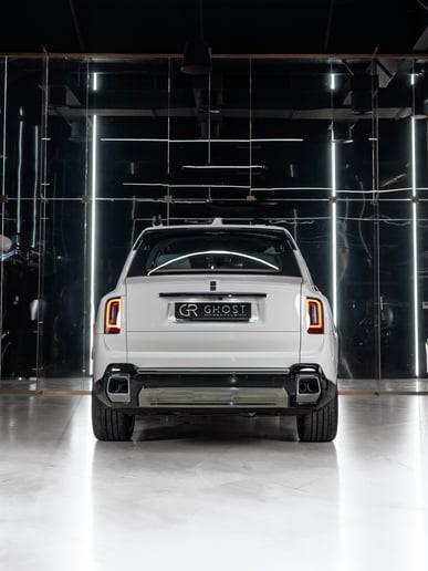 Abu Dabi'de kiralık Rolls Royce Cullinan (Beyaz), 2025