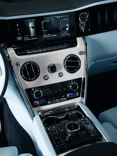 Abu Dabi'de kiralık Rolls Royce Cullinan (Beyaz), 2025