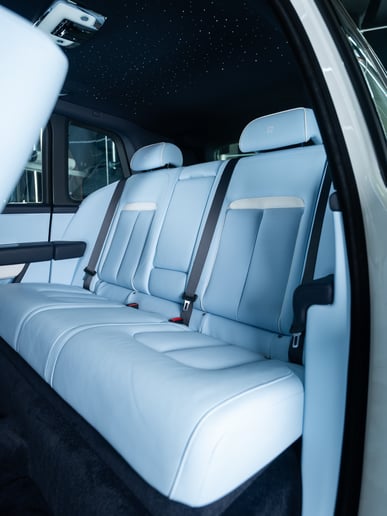 Abu Dabi'de kiralık Rolls Royce Cullinan (Beyaz), 2025