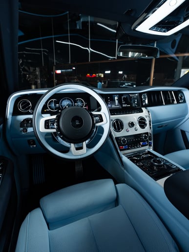 Abu Dabi'de kiralık Rolls Royce Cullinan (Beyaz), 2025
